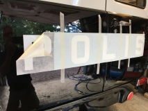 55. POLIS-dekalerna monteras och förevigas av möntören.