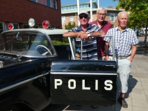 Fr v K-G Andersson, Svante Sundström och Arne Fröding poserar framför sin f.d. tjänstebil utanför Ludvika polisstation