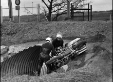 LS_LS13702 Bärgningen ur Ålabäcken är besvärlig