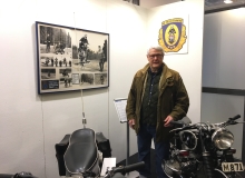 Besökaren i montern Stefan Lodesten framför tavlan där han står som instruktör vid vippbrädan under en gammal mc-kurs. Foto: Bengt Svensson